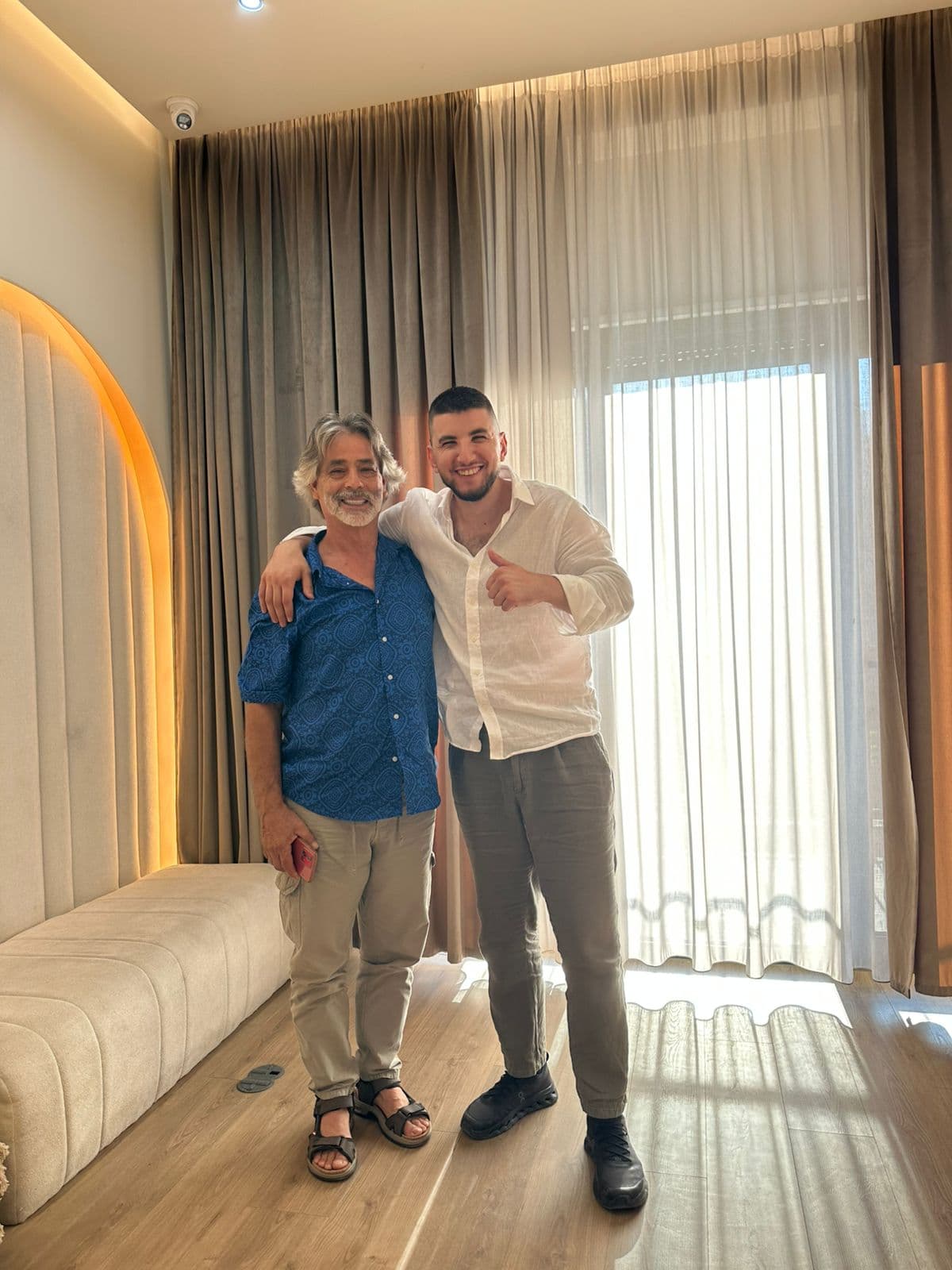 Happy EuroDentalCare patient at the Luce Dental partner clinic (1)
