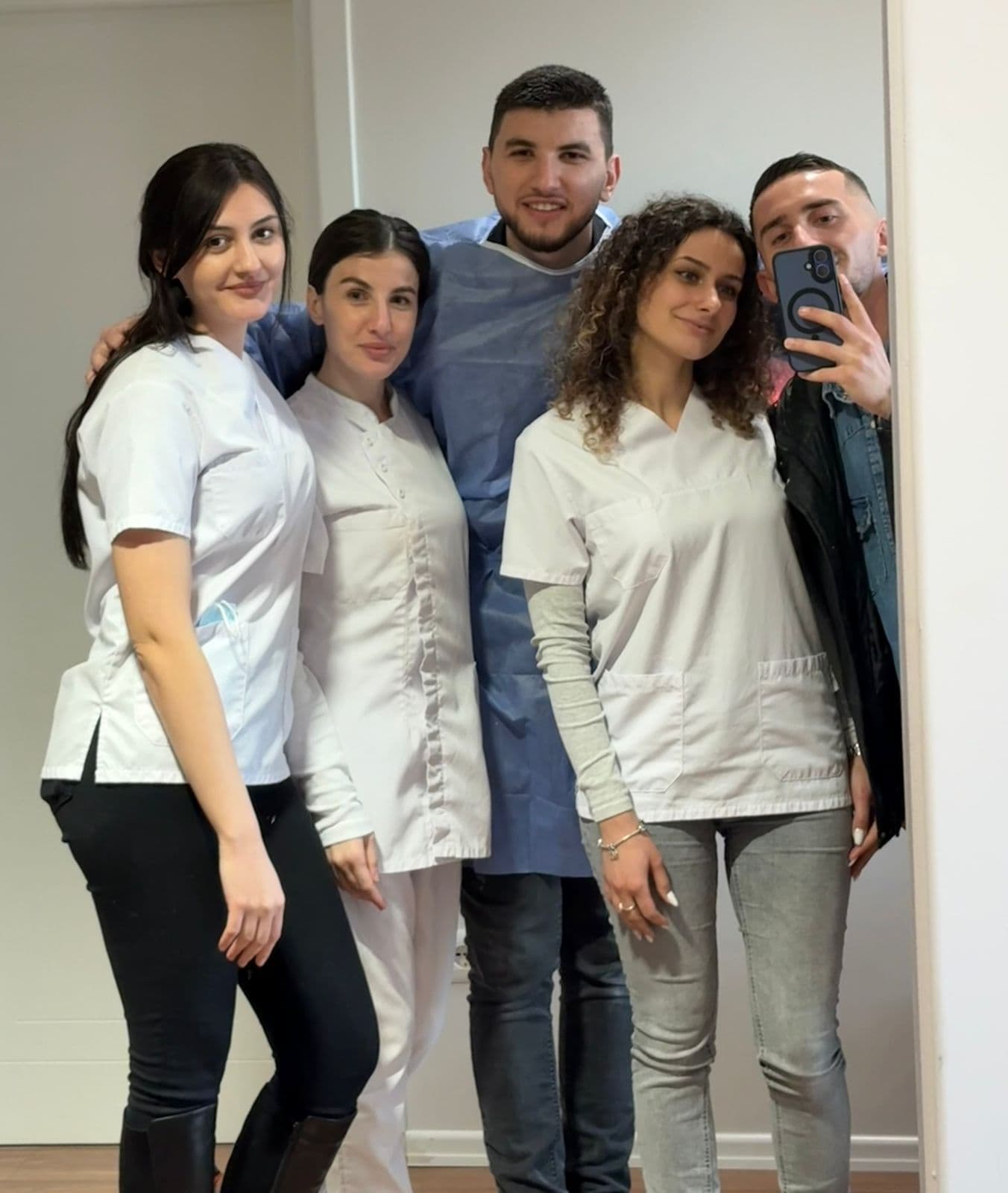 The multilingual EuroDentalCare and Luce Dental partner-clinic team